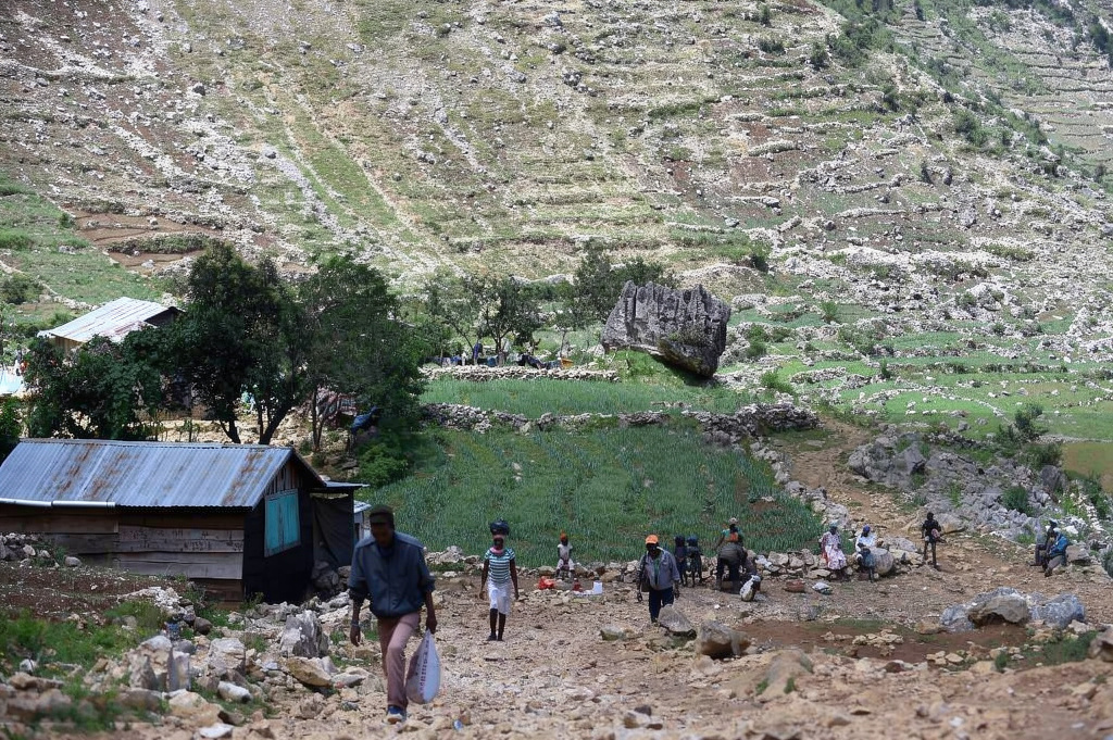 Attaque meurtrière à Seguin : huit morts et des infrastructures policières incendiées
